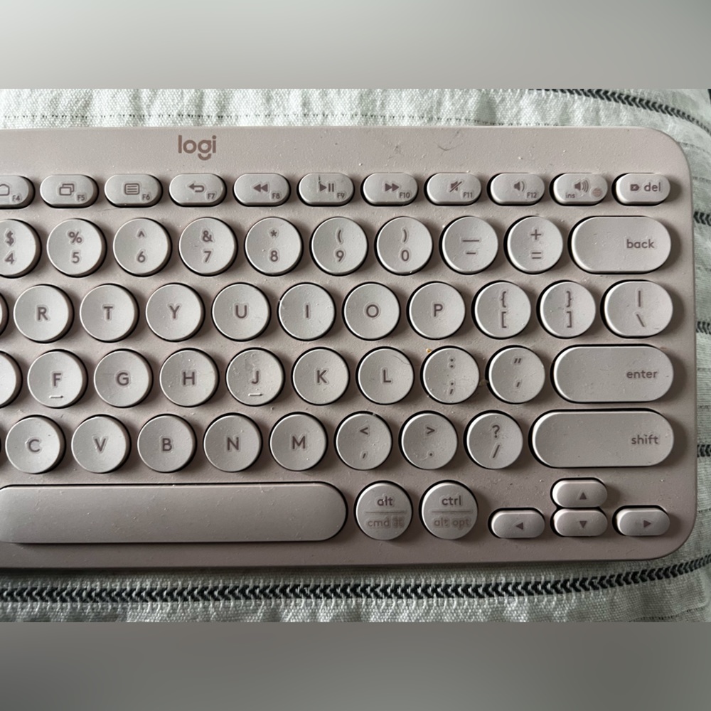 Logitech K380 Wireless Keyboard - Picture 3 of 8